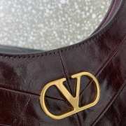 Uubags Valentino Garavani Burgundy Hoboho Small Nappa Leather Hobo Bag With Chevron Pattern And Studs - 4