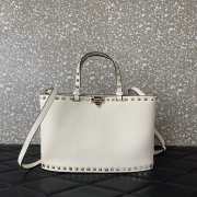 Uubags Valentino Garavani Rockstud Small Shopping Bag In White Grainy Calfskin 28x18.5x7cm - 1