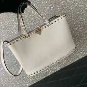 Uubags Valentino Garavani Rockstud Small Shopping Bag In White Grainy Calfskin 28x18.5x7cm - 4