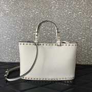 Uubags Valentino Garavani Rockstud Small Shopping Bag In White Grainy Calfskin 28x18.5x7cm - 2