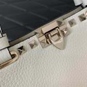 Uubags Valentino Garavani Rockstud Small Shopping Bag In White Grainy Calfskin 28x18.5x7cm - 3
