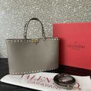 Uubags Valentino Garavani Rockstud Small Shopping Bag In Grey Grainy Calfskin 28x18.5x7cm - 4