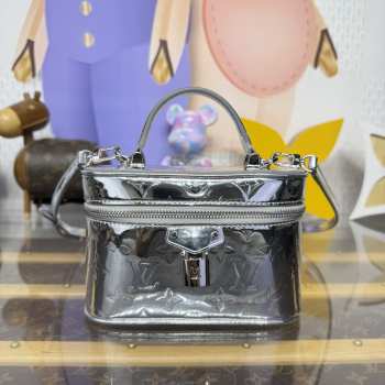 Uubags Louis Vuitton M26097 Ski Vanity Chain Pouch Silver 19x11.5x6.5cm