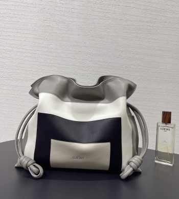 Uubags Loewe x Albers medium Flamenco clutch in nappa calfskin in grey/light ghost 30x24.5x10.5cm