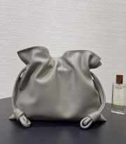 Uubags Loewe x Albers medium Flamenco clutch in nappa calfskin in grey/light ghost 30x24.5x10.5cm - 6