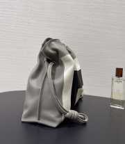 Uubags Loewe x Albers medium Flamenco clutch in nappa calfskin in grey/light ghost 30x24.5x10.5cm - 3