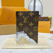 Uubags Louis Vuitton M25753 Passport Cover Travels With Grace Coddington 10x2.5x14cm - 1