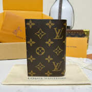 Uubags Louis Vuitton M25753 Passport Cover Travels With Grace Coddington 10x2.5x14cm - 5