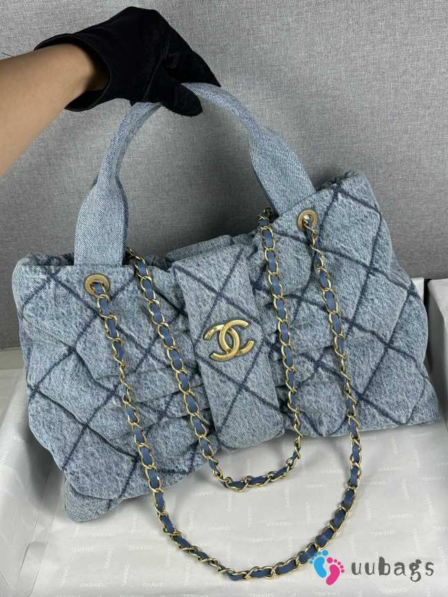 Uubags Chanel 22 Large Tote Bag in Light Blue Quilted Denim with Antique Gold Hardware 29x38x5cm - 1
