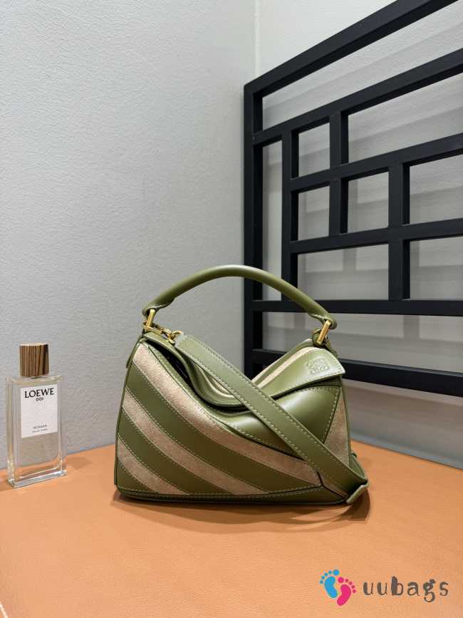 Uubags Loewe Small Puzzle Bag In Classic Calfskin And Suede Olive/Gold 24x10.5x16.5cm - 1