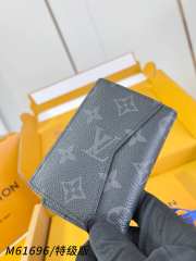 Uubags Louis Vuitton M13187 passport cover monogram shadow leather 10x14x2,5cm - 2