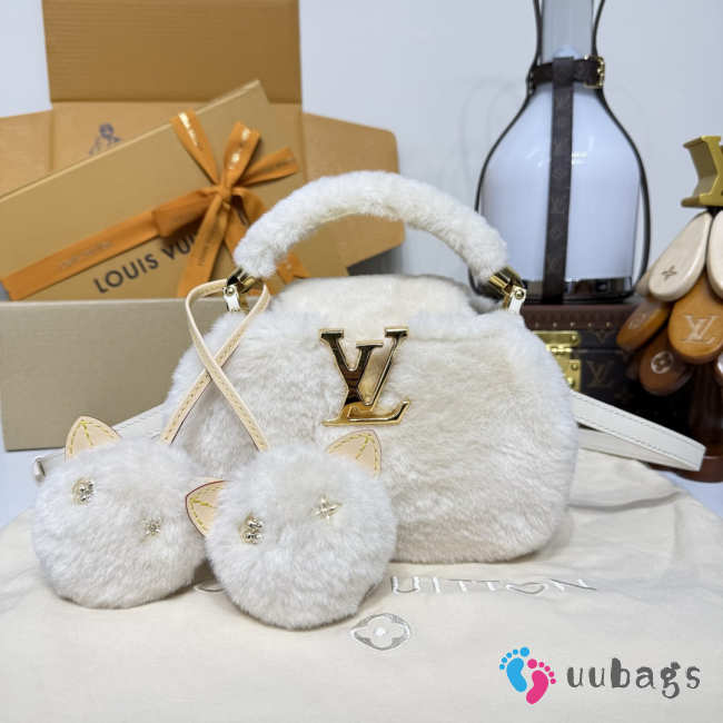 Uubags Louis Vuitton Capusnow Bag In Cream Shearling 20x11x13cm - 1