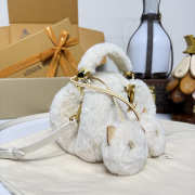 Uubags Louis Vuitton Capusnow Bag In Cream Shearling 20x11x13cm - 6