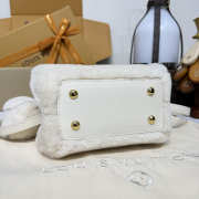 Uubags Louis Vuitton Capusnow Bag In Cream Shearling 20x11x13cm - 5