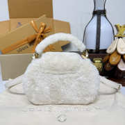 Uubags Louis Vuitton Capusnow Bag In Cream Shearling 20x11x13cm - 4