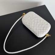 Uubags Bottega Veneta Knot Clutch Bag On Strap In White Lambskin 20.5x6x12.5cm - 2