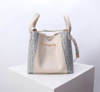 Uubags Dior Medium Signature Bucket Bag Blue Dior Oblique Chambray with Raffia Effect and Light Biscuit Smooth Calfskin