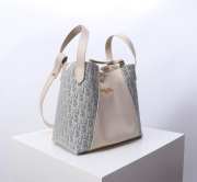 Uubags Dior Medium Signature Bucket Bag Blue Dior Oblique Chambray with Raffia Effect and Light Biscuit Smooth Calfskin - 4