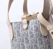 Uubags Dior Medium Signature Bucket Bag Blue Dior Oblique Chambray with Raffia Effect and Light Biscuit Smooth Calfskin - 2