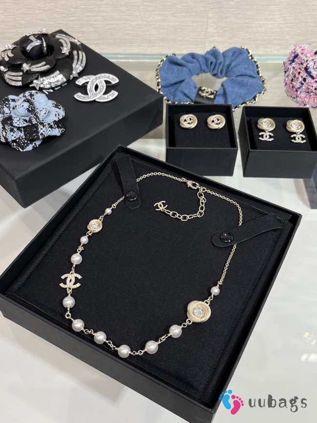 Uubags Chanel Pave CC & Camellia Flower Gold & Pearl Choker - 1