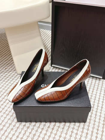 Uubags Chanel pumps in brown crocodile-embossed calf leather 