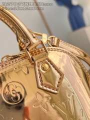 Uubags Louis Vuitton Mini Monogram Miroir Alma handbag Gold 18x12x8cm - 5