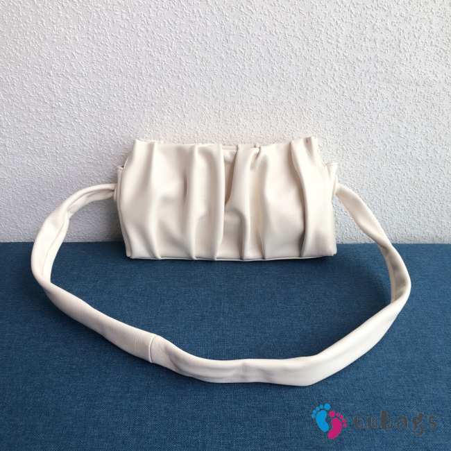 Uubags Elleme Vague pleated leather shoulder bag in white lambskin leather 26cm - 1