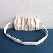 Uubags Elleme Vague pleated leather shoulder bag in white lambskin leather 26cm - 1