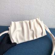 Uubags Elleme Vague pleated leather shoulder bag in white lambskin leather 26cm - 5