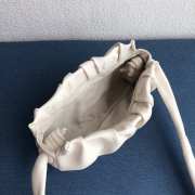 Uubags Elleme Vague pleated leather shoulder bag in white lambskin leather 26cm - 3