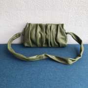 Uubags Elleme Vague pleated leather shoulder bag in green lambskin leather 26cm - 4