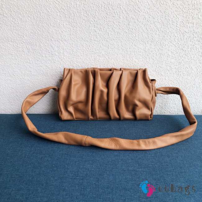 Uubags Elleme Vague pleated leather shoulder bag in brown lambskin leather 26cm - 1