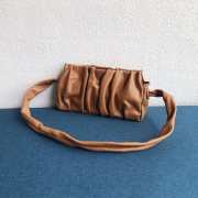 Uubags Elleme Vague pleated leather shoulder bag in brown lambskin leather 26cm - 6