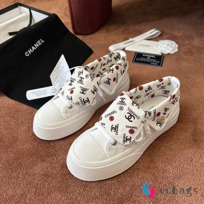 Uubags Chanel Low-Top Sneakers In White Canvas & Logo-Print Fabric - 1