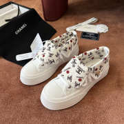 Uubags Chanel Low-Top Sneakers In White Canvas & Logo-Print Fabric - 3