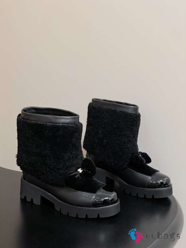 Uubags Chanel Shearling Lambskin, Calfskin, Lambskin & Patent Calfskin In Black - 1