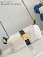 Uubags Louis Vuitton M26245 Pochette Mia Bag In Creme Shearling 14.5x8x22cm - 1