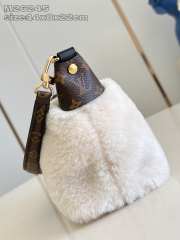 Uubags Louis Vuitton M26245 Pochette Mia Bag In Creme Shearling 14.5x8x22cm - 6