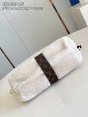 Uubags Louis Vuitton M26245 Pochette Mia Bag In Creme Shearling 14.5x8x22cm - 4