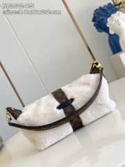 Uubags Louis Vuitton M26245 Pochette Mia Bag In Creme Shearling 14.5x8x22cm - 3