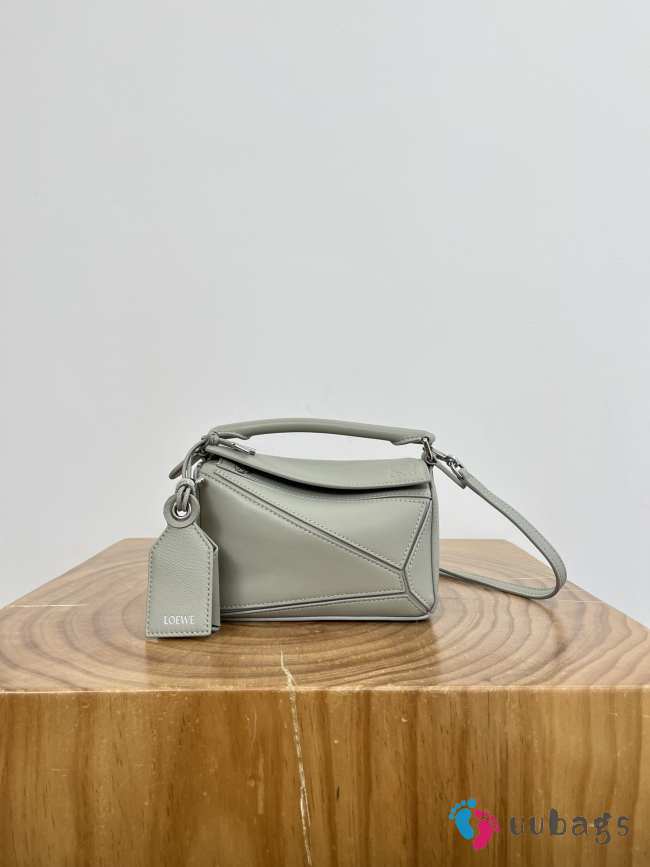 Uubags Loewe Featherlight Small Puzzle Bag (Napalum) In Shell Gray 17.5x12.5x7.5cm - 1