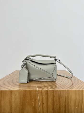 Uubags Loewe Featherlight Small Puzzle Bag (Napalum) In Shell Gray 17.5x12.5x7.5cm