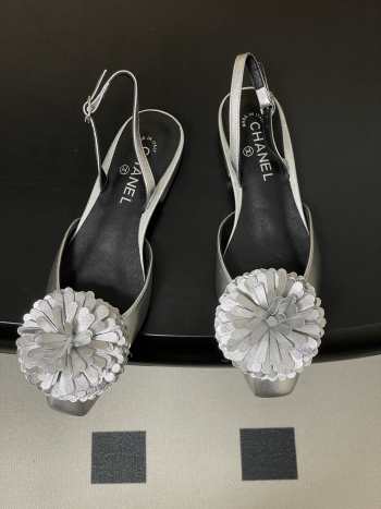 Uubags Chanel slingback sandals embellished with flowers 03