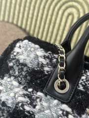 Uubags Chanel Medium Shopping Bag Tweed, Shearling Lambskin & Gold-Tone Metal In Black & Gray 33cm - 4