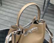 Uubags Tory Burch Romy bucket bag in warm taupe 22x21.5x9.5cm - 4