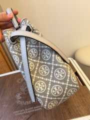 Uubags Tory Burch Romy T monogram bucket bag in light grey 22x20x9.5cm - 4
