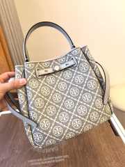 Uubags Tory Burch Romy T monogram bucket bag in light grey 22x20x9.5cm - 3