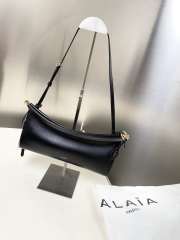 Uubags Alaia Le Click East West Medium Bag In Black Calfskin Leather 30x14x9cm - 1