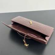 Bottega Veneta Andiamo Clutch in Burgundy Crocodile-Embossed Leather 31x13x3cm - 6