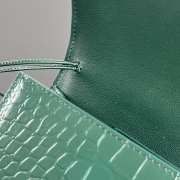 Bottega Veneta Andiamo Clutch in Emerald Green Crocodile-Embossed Leather 31x13x3cm - 2